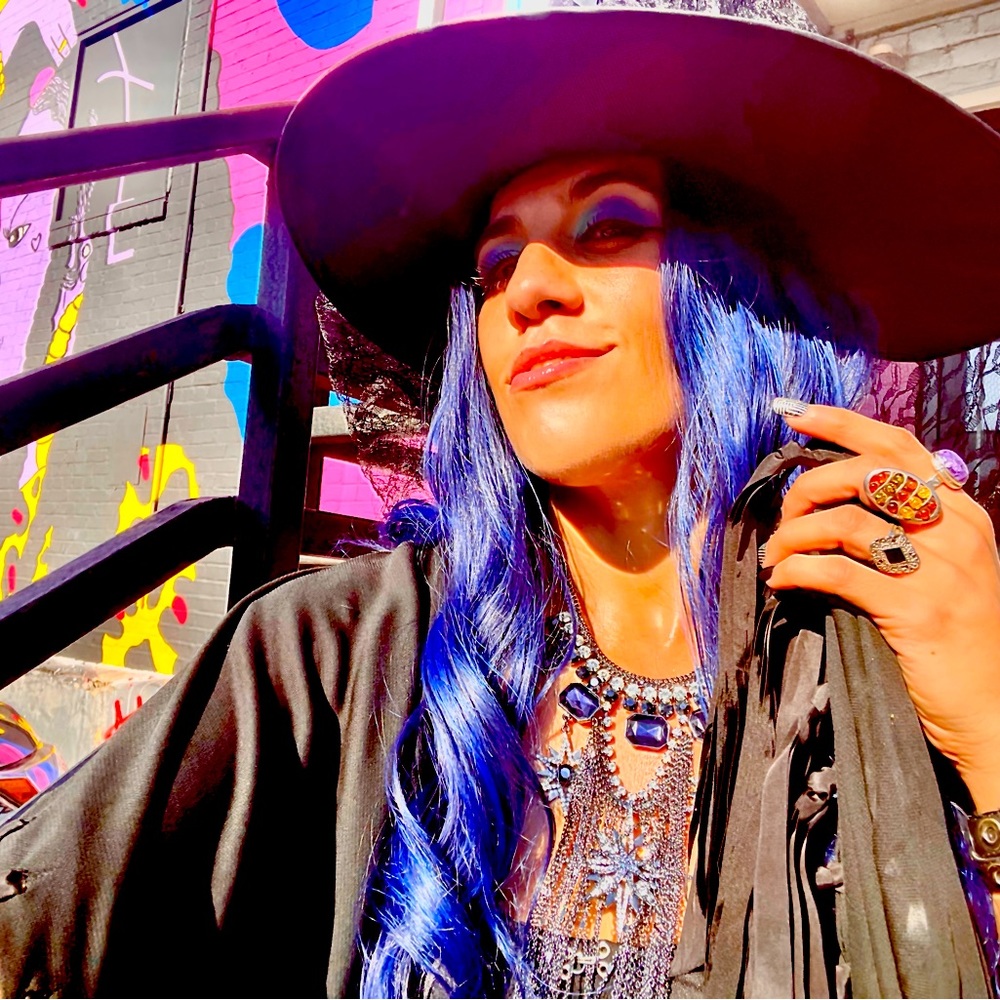 Meet your Posher, Leila